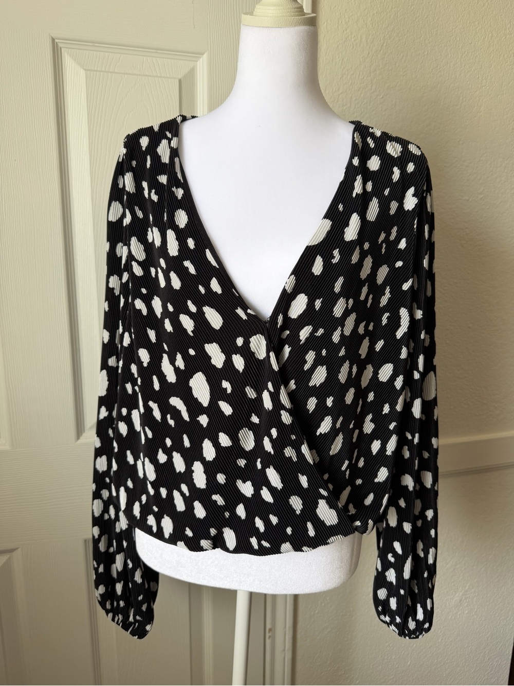 ASTR The Label Black White Pleated Cropped Wrap Top Long Sleeve L